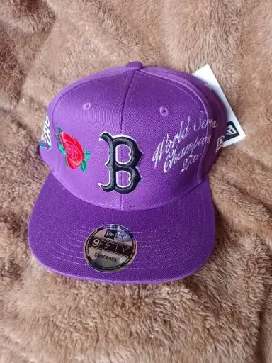 GORRA NEW ERA EDICION WORLD CHAMPIONS COLOR MORADO